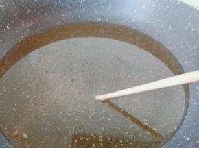锅里多放一点油，油温用筷子试一下，筷子周围冒小泡就可以。