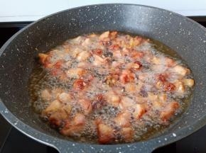 把机鸡丁一次性倒入锅里，用筷子拨散，开中火油炸。