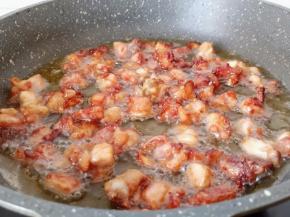 鸡丁炸熟就可以捞出控油，不要炸的太老影响口感。