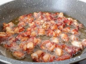 鸡丁炸熟就可以捞出控油，不要炸的太老影响口感。