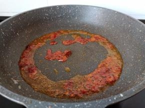 锅里留一点底油，放入郫县豆瓣酱小火炒香。