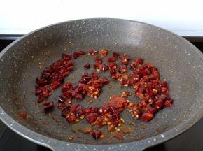 再加入辣椒圈翻炒。