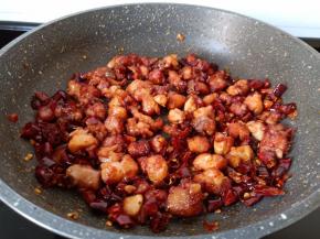 带辣椒圈炒出香辣味，放鸡丁翻炒。