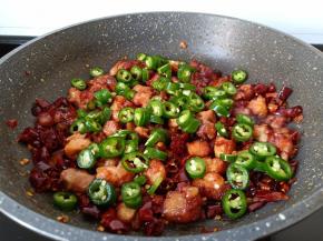 加上辣椒圈入锅翻炒片刻即可出锅。