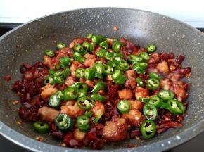 加上辣椒圈入锅翻炒片刻即可出锅。