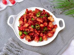 鸡肉肉质细嫩，滋味鲜美。