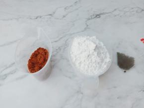 木薯粉与红糖打称备用。