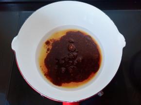 把红糖与清水放入奶锅。