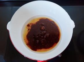 把红糖与清水放入奶锅。