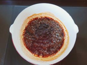 开大火将红糖水煮到完全沸腾。