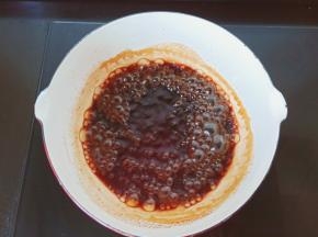 开大火将红糖水煮到完全沸腾。