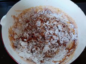 开小火倒入一半的木薯粉翻拌均匀。