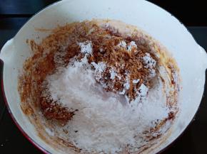 再加入另外一半木薯粉开始翻拌，关火。