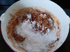 再加入另外一半木薯粉开始翻拌，关火。