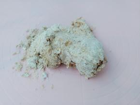 把拌好的木薯粉粉团倒在垫子上。