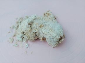 把拌好的木薯粉粉团倒在垫子上。