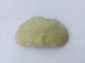 戴上一次性手套，趁热快速将木薯粉揉均匀。