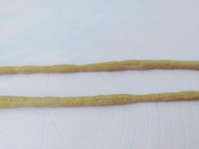 把一个面团分成六个小面团，每个小面团都揉成长圆形。