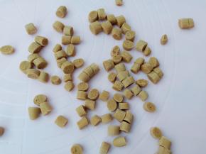 用塑料刮板切成小丁。