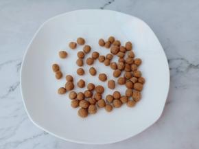 取一个小丁放在手心里搓圆。