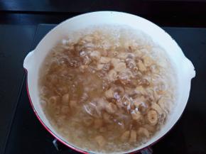 锅里水开下木薯粉小圆子。