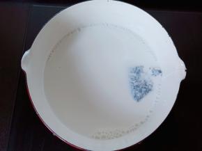 纯牛奶500ml倒入奶锅，放入红茶包开小火。