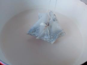 加红茶包煮出茶香味，拿出红茶包再关火。