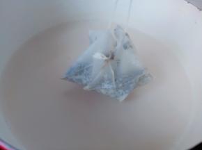 加红茶包煮出茶香味，拿出红茶包再关火。