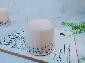 把珍珠放在杯子里倒上奶茶。