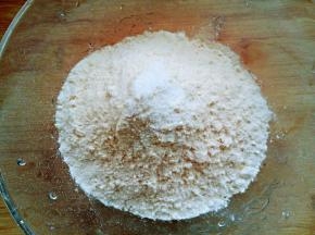 面粉中加入除牛奶以外的所有食材，放入碗中混合均匀。