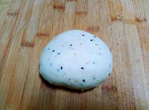 取一半醒好的面团，揉搓排气，不需要狠劲揉，稍微揉下就可以了。这是第一锅，奶盐味的，第二锅我给里面放了点花椒粉，做的椒盐味的。