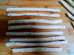 切成条。（晚上光线不太好，顶灯拍照有阴影）