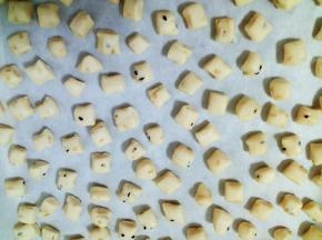 再切成小丁。用手稍微整理一下，放入烤盘松弛10分钟。预热烤箱，150℃，10分钟，放入烤箱烤20分钟即可。中间用筷子翻一下面，受热均匀。