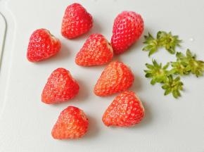 草莓用厨房纸巾擦洗水份，摘去草莓蒂。