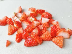用水果刀把草莓切成小粒。