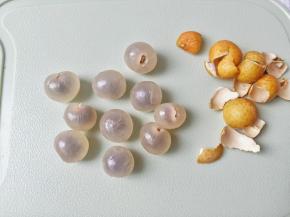 桂圆清洗好剥壳。