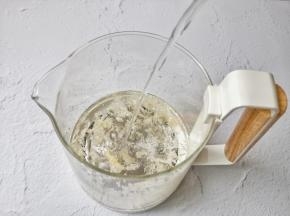 加入600毫升的清水。