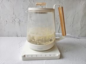 看着金燕耳在养生壶快速翻滚。