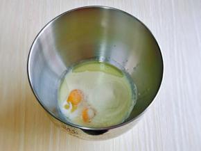 首先将牛奶，玉米油，鸡蛋，盐，糖，奶粉放入厨师机桶里。