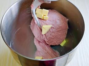 揉面结束后，面团处于扩展阶段，加入室温软化的黄油，再次启动厨师机，3档揉面一个小程序。