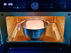 入蒸箱进行发酵，35度40分钟。(室温发酵也可以，烤箱有发酵功能也可以，但是一定要保持面团的湿度)