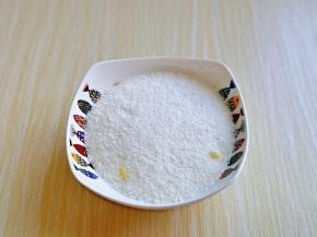 准备做椰蓉馅，黄油隔水融化或者放入微波炉中叮30秒，加入椰蓉，细白砂糖，蛋黄。