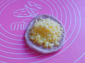 取一块面团，擀圆饼，再放上椰蓉馅，如包子手法包起来，捏紧收口朝下，用手掌心轻轻按压。