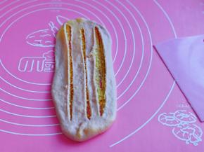 再用擀面杖将面团擀长舌状，再用锋利的刀划三刀。(需要划穿透哈)