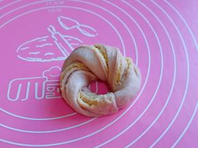 像扭麻花一样将其扭起，再卷起来，收口捏紧。