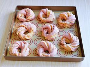 依次做完，放入不粘烤盘中，并间隔距离，进行二发。