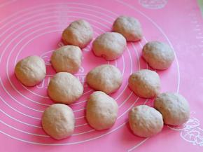 发酵好的面团，不回缩不反弹即为发酵完成，取出揉圆排气，分割成等份小面团，盖上保鲜膜，松弛10分钟。