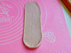 取一块面团，用擀面杖擀长舌状。