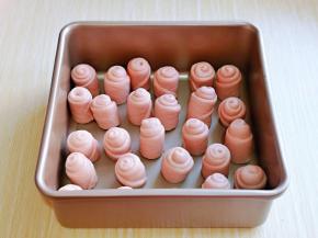 依次做完，摆放在不粘模具中，并间隔距离，进行二发。