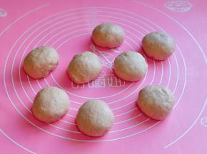 发酵好的面团用手指摁一下，不回缩即为发酵完成，发酵好的面团分割等份的小面团，盖上保鲜膜，松弛15分钟。